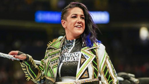 Bayley publica una foto de Cagey con estrellas de la WWE: 'Estos contratos son para siempre'