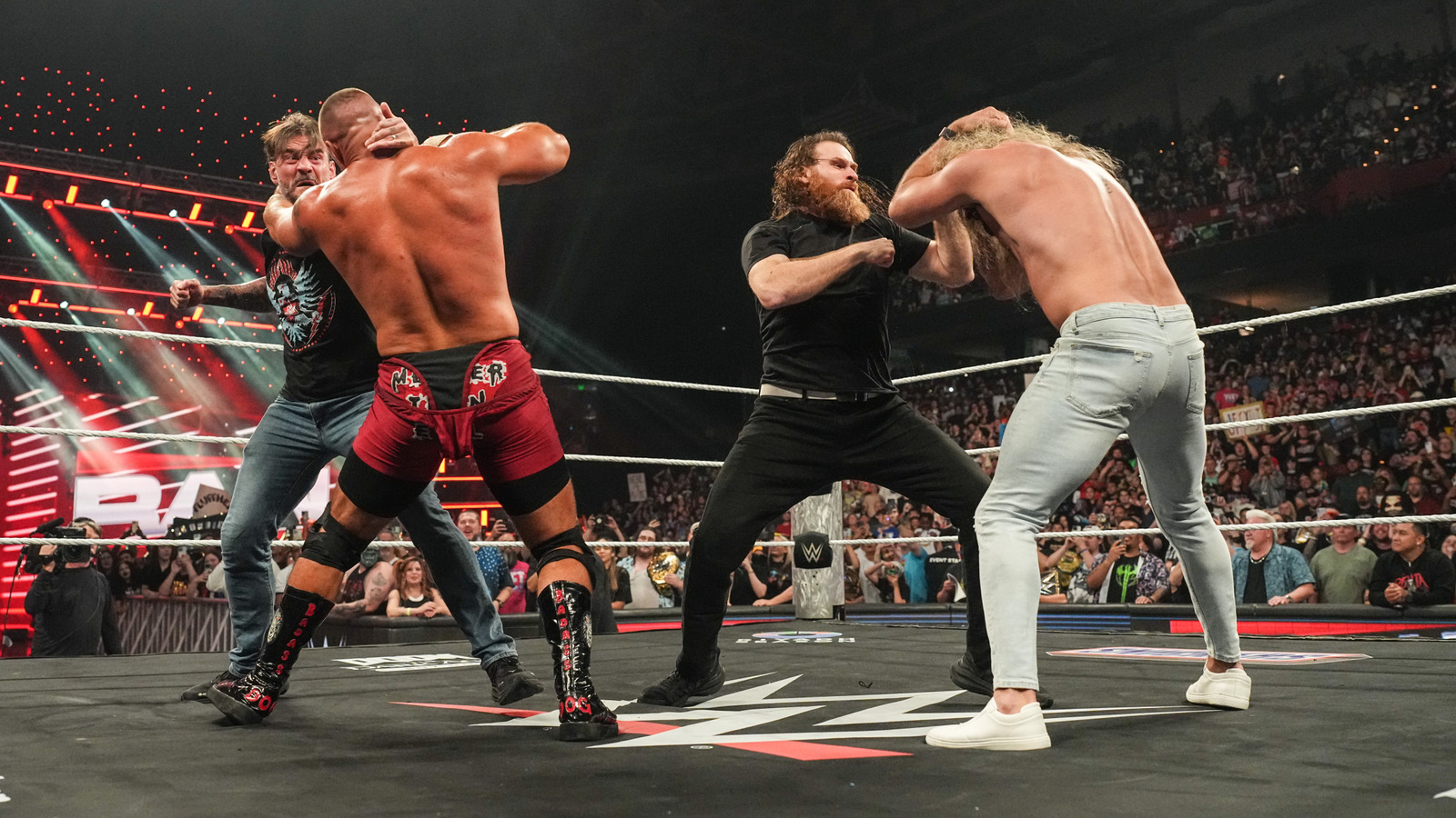 Breakker & Rollins vs. Zayn & Punk en el evento principal del sábado por la noche de la WWE