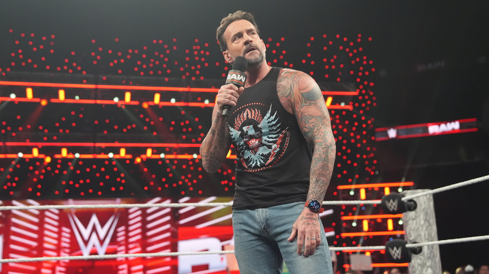 CM Punk le da la bienvenida a la estrella anteriormente lesionada a la WWE después de un regreso crudo