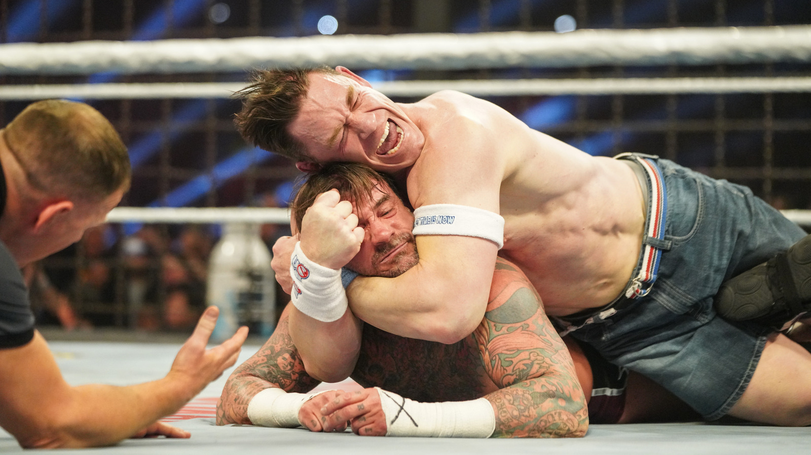 CM Punk se burla del partido por el título de la WWE con John Cena inmediatamente después de que termina la reacción violenta.