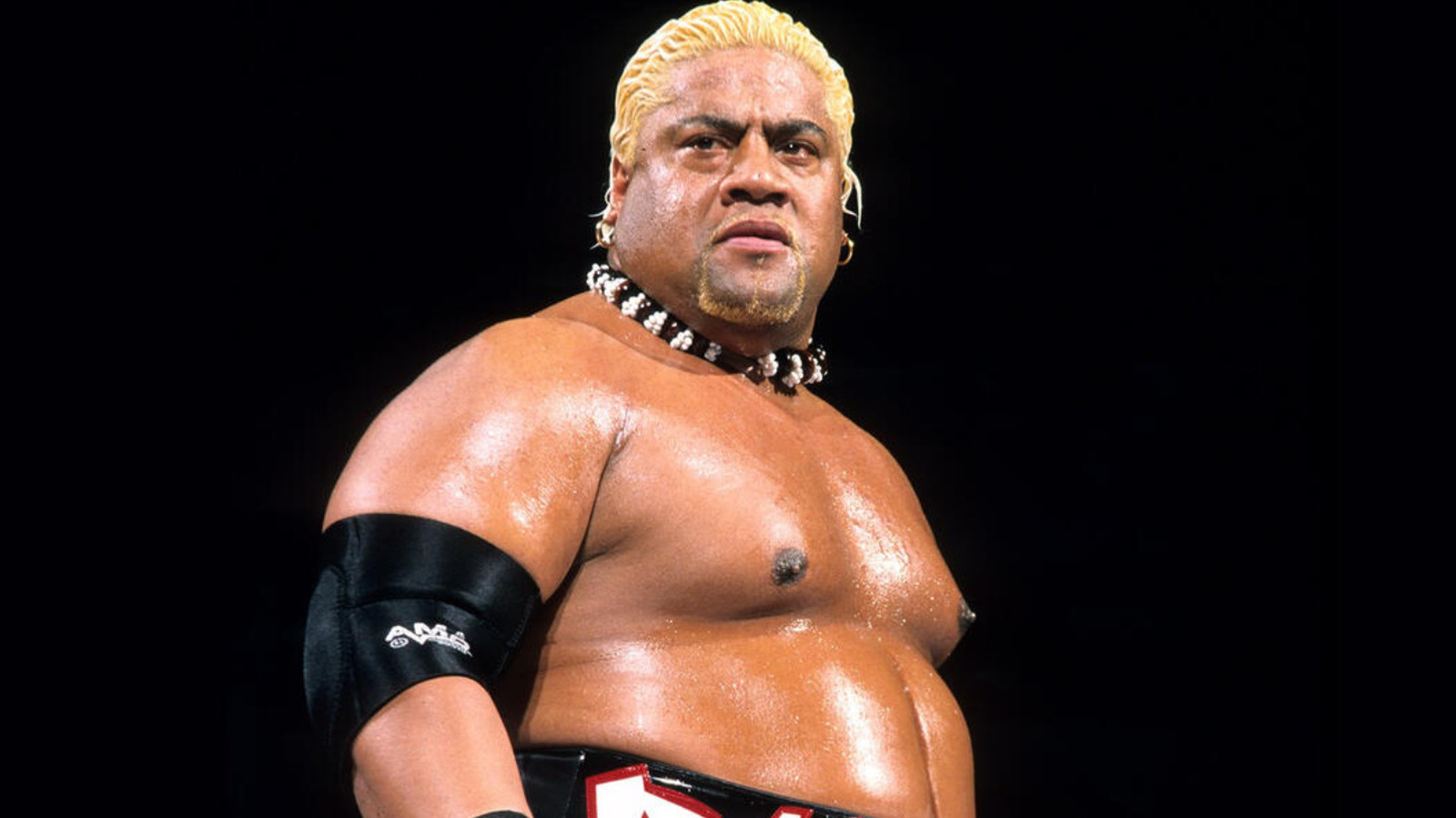 El Salón de la Fama de la WWE, Rikishi, reacciona al lugar de Leon Slater en la rebelión de TNA: 'Eso es Bulls ***'