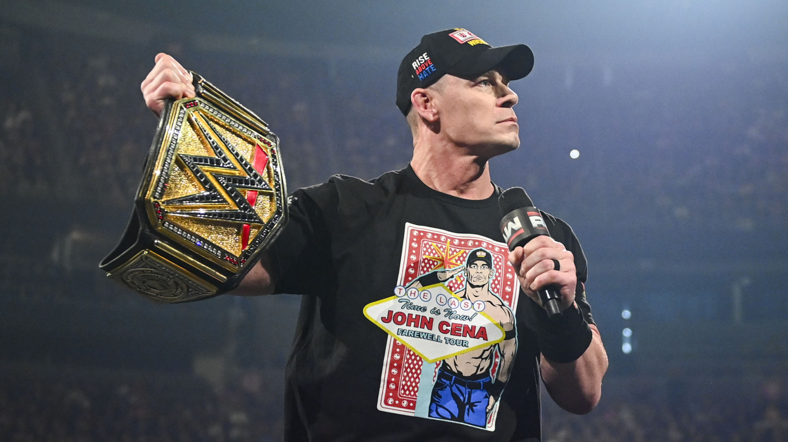 El campeón de la WWE, John Cena, mira hacia atrás en un partido de una noche 'Gnarly' con RVD