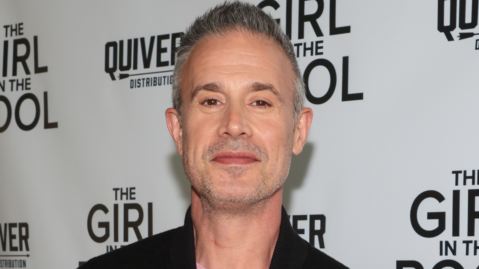 Freddie Prinze Jr. dice que las habilidades de micrófono de esta estrella de la WWE no coinciden con la capacidad del anillo