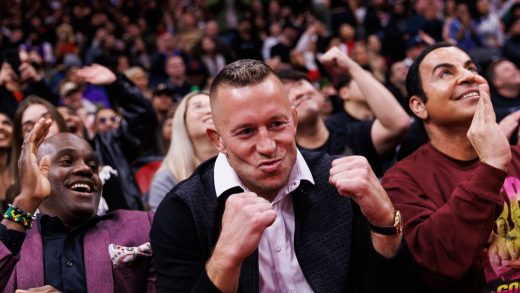Georges St-Pierre abierto al cinturón de envoltura alrededor de la cintura del ganador del evento principal de UFC 315