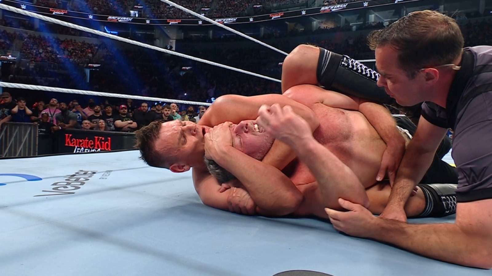 Gunther ahoga un Pat McAfee resistente frente a Michael Cole en la reacción de la WWE