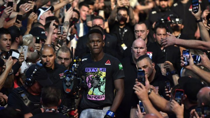 Israel Adesanya relata una huelga memorable para la victoria por el título de UFC contra Robert Whittaker: "No estaba preocupado por la pelea"