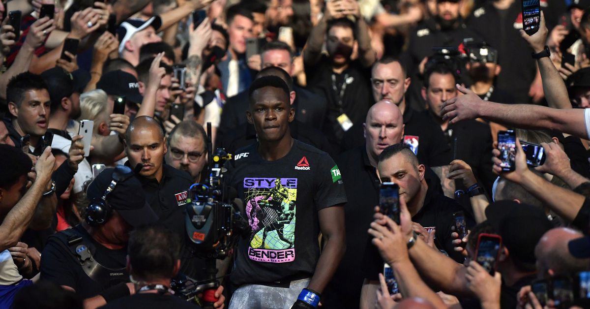 Israel Adesanya relata una huelga memorable para la victoria por el título de UFC contra Robert Whittaker: "No estaba preocupado por la pelea"