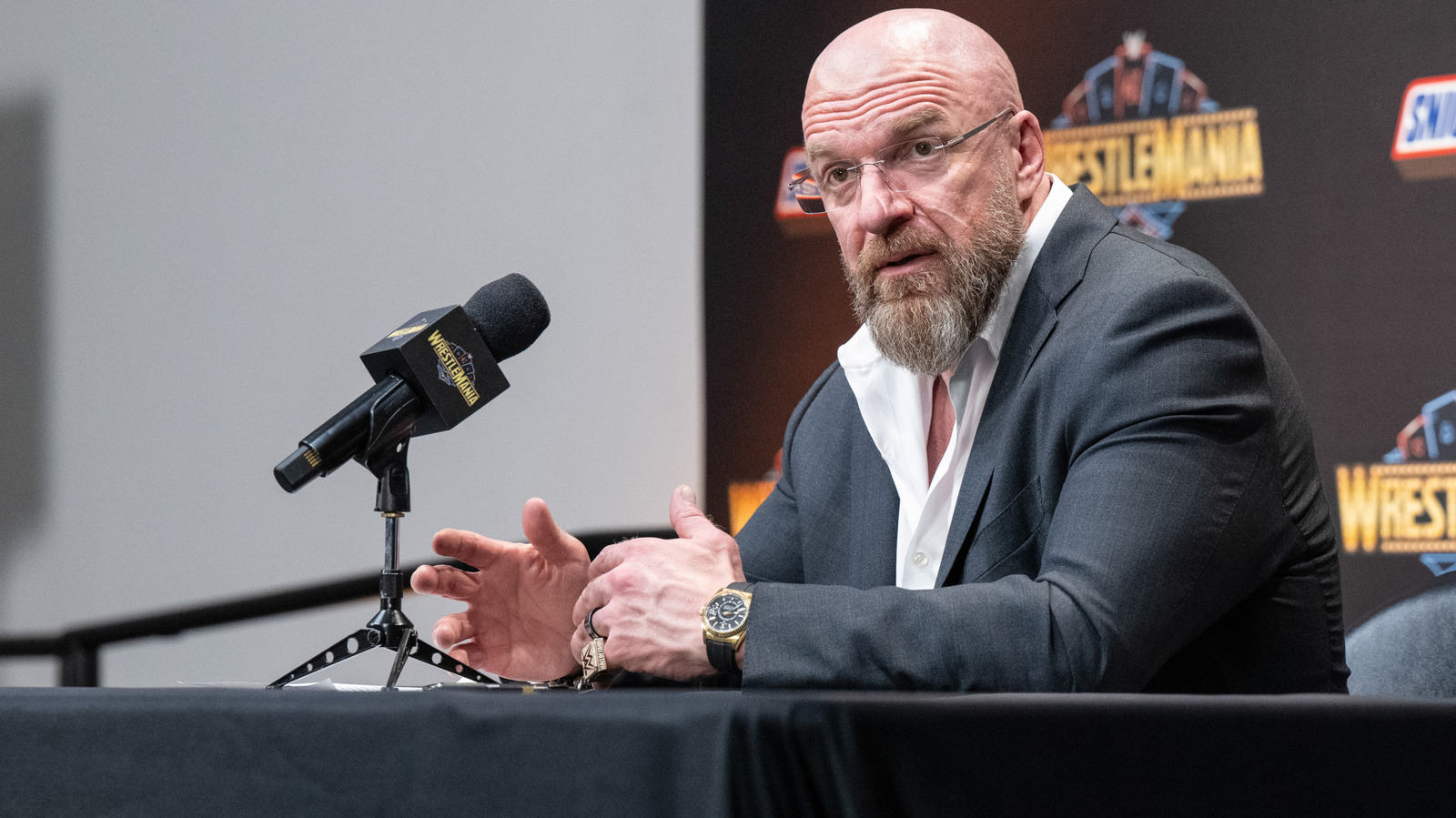 JBL analiza Triple H como representante de la WWE vs. Vince McMahon