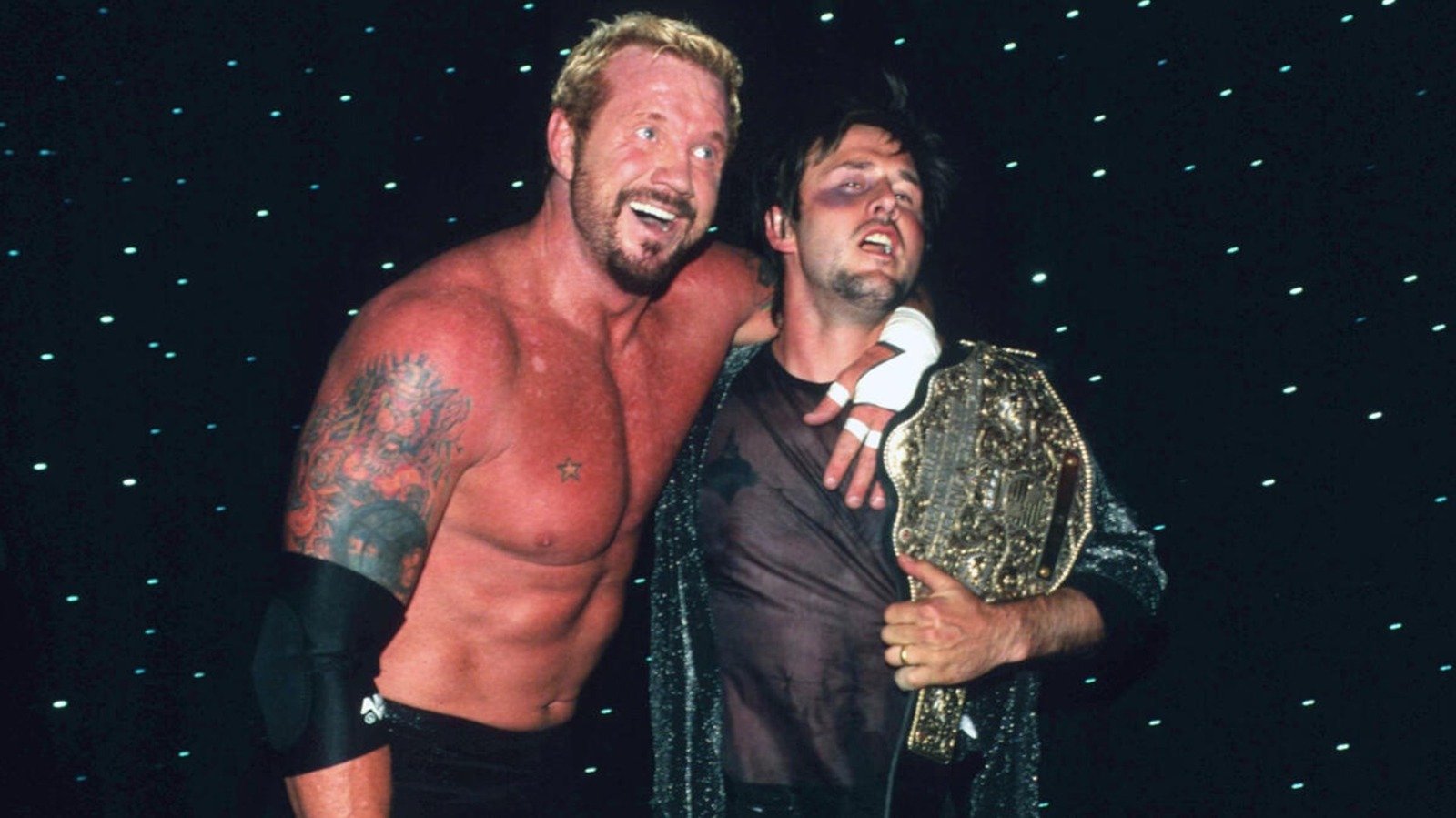 Jeff Jarrett de AEW mira hacia atrás en el partido de jaula de triple amenazas de WCW con DDP, Arquette