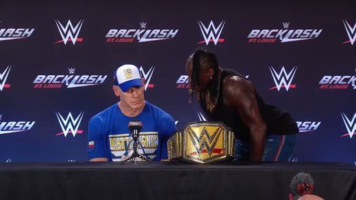 John Cena pone a R-Truth a través de la mesa de conferencias de prensa con AA después de la reacción violenta de la WWE