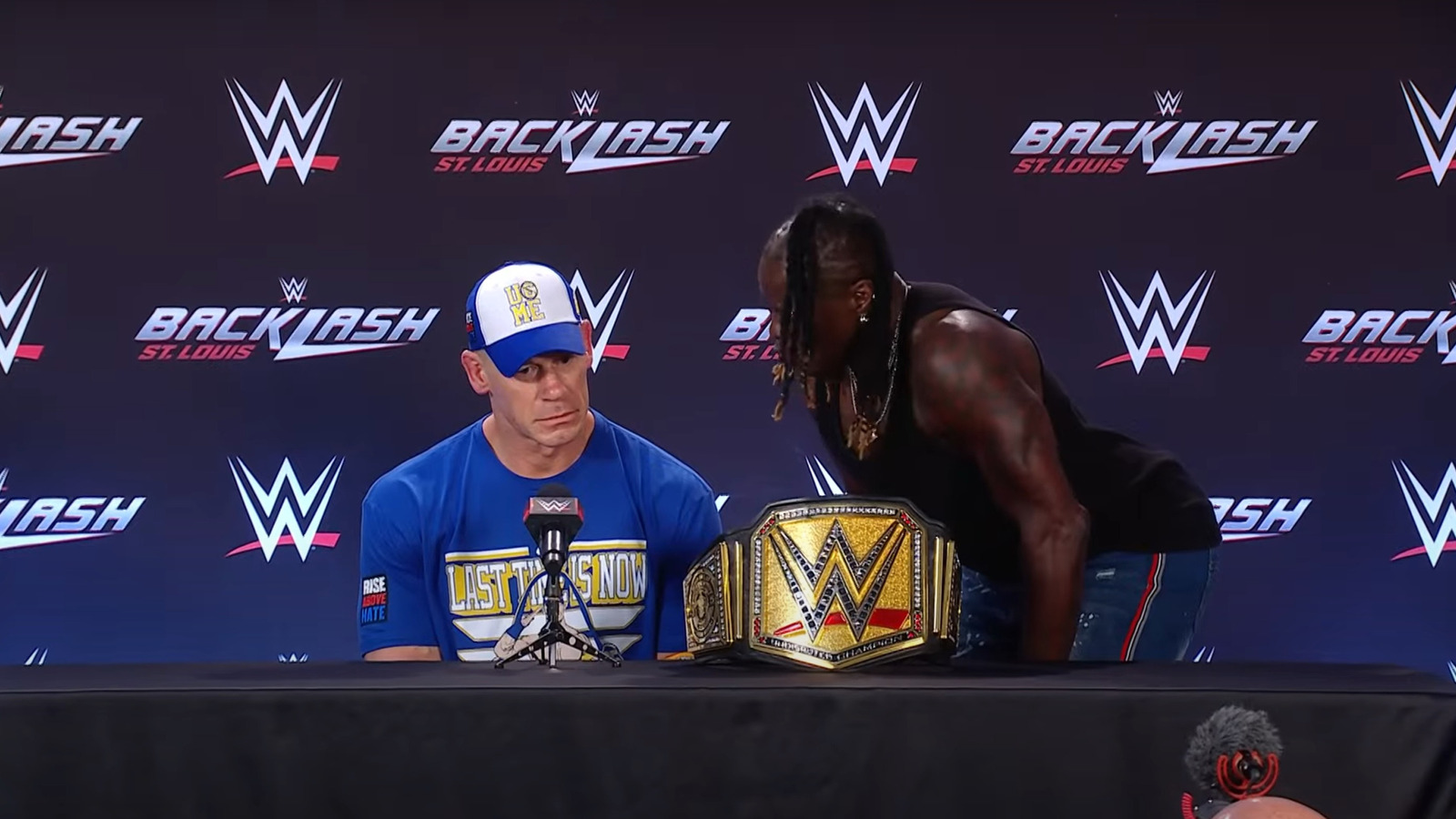 John Cena pone a R-Truth a través de la mesa de conferencias de prensa con AA después de la reacción violenta de la WWE