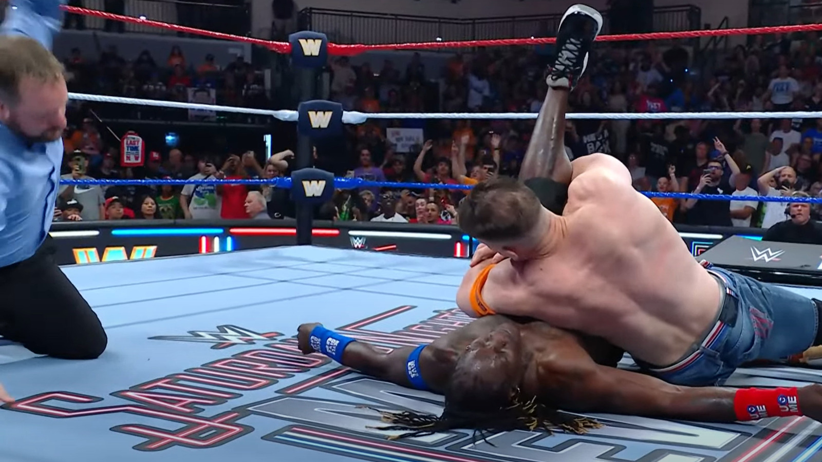 John Cena vence a R-Truth después de golpear bajo en el evento principal del sábado por la noche de la WWE