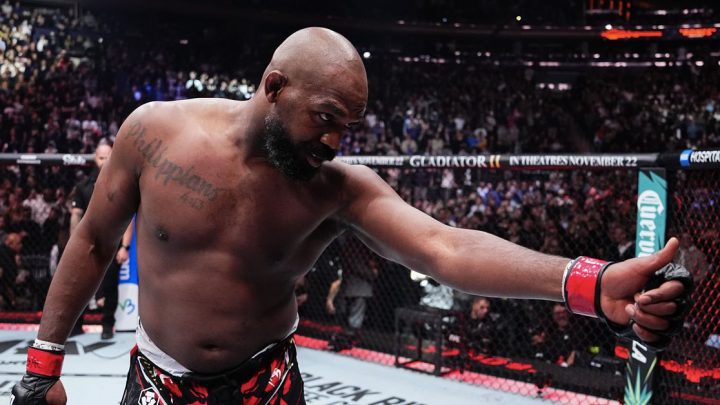 Jon Jones se burla de Tom Aspinall, sugiriendo una victoria fácil cuando regresa a UFC