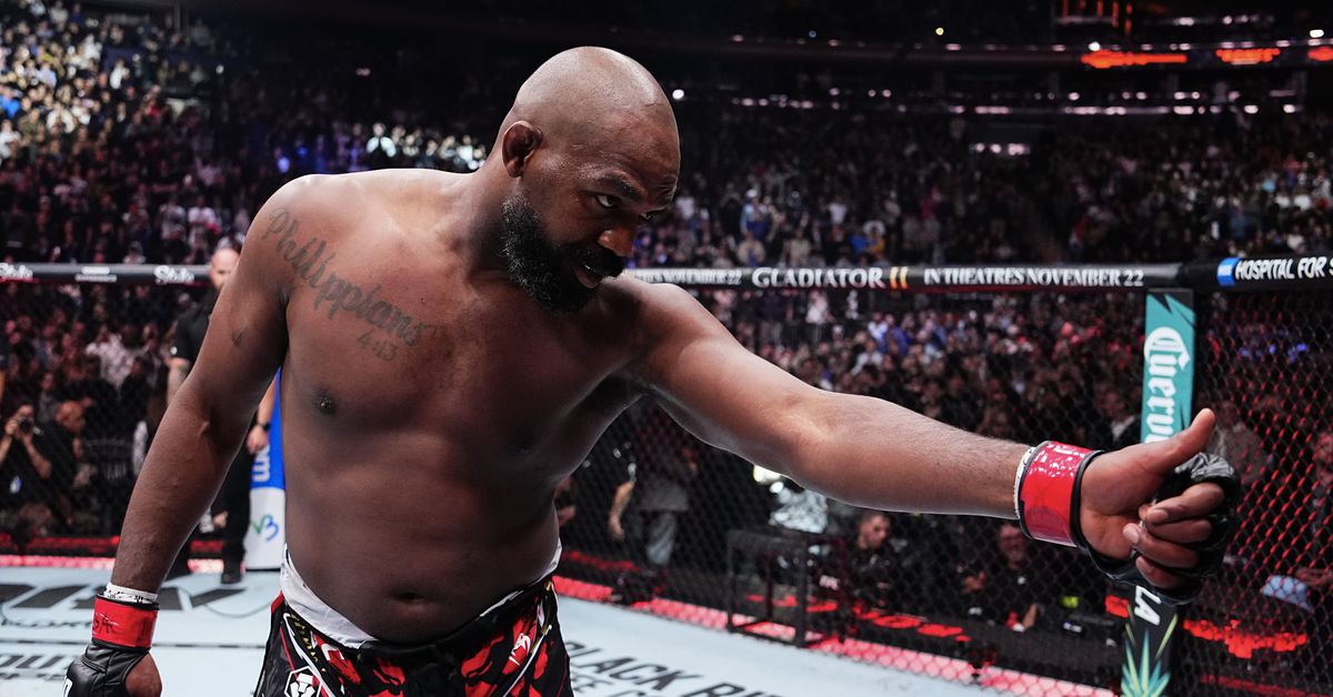 Jon Jones se burla de Tom Aspinall, sugiriendo una victoria fácil cuando regresa a UFC