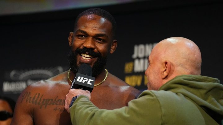 Jon Jones se burla de Tom Aspinall y la petición pidiendo que sea despojado del título de UFC; Aspinall responde