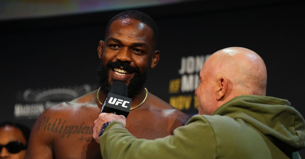 Jon Jones se burla de Tom Aspinall y la petición pidiendo que sea despojado del título de UFC; Aspinall responde