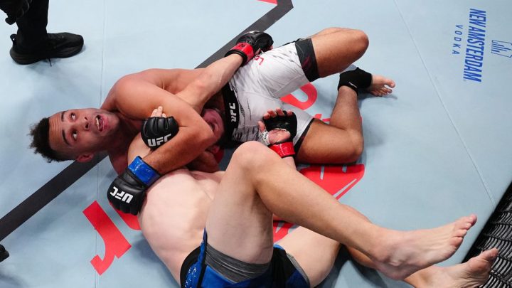 Jordan Leavitt puso a Kurt Holobaugh a dormir con Anaconda Choke en UFC Vegas 107