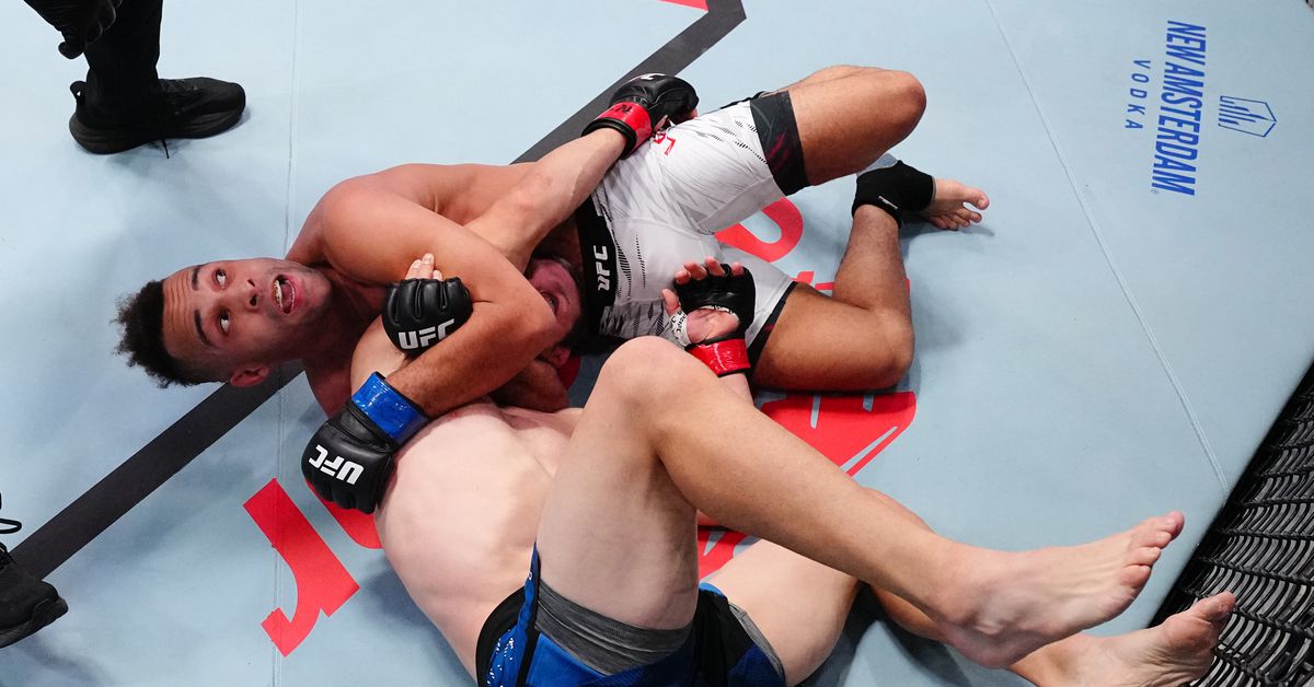 Jordan Leavitt puso a Kurt Holobaugh a dormir con Anaconda Choke en UFC Vegas 107
