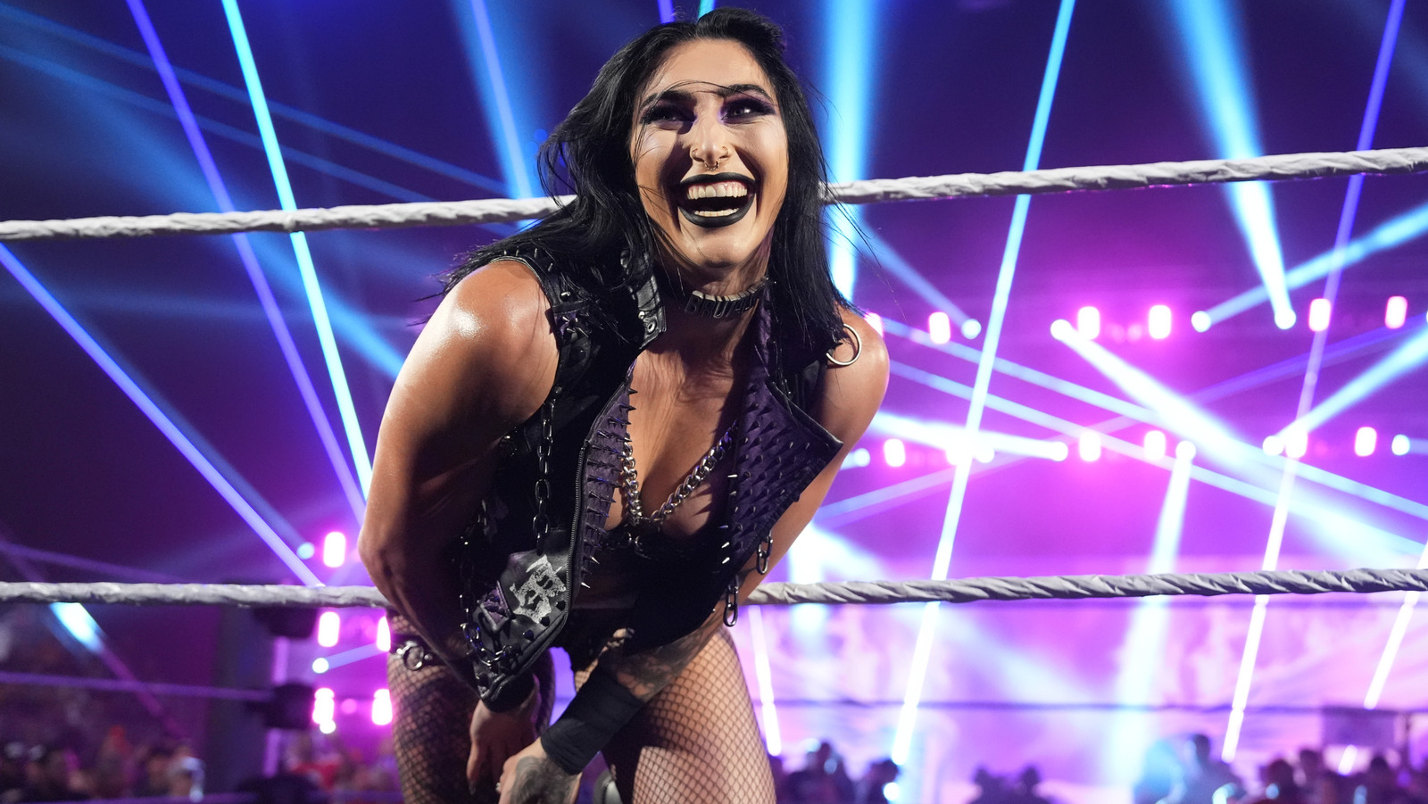 Kairi Sane regresa como princesa pirata, pero Rhea Ripley gana el calificador MITB en WWE Raw