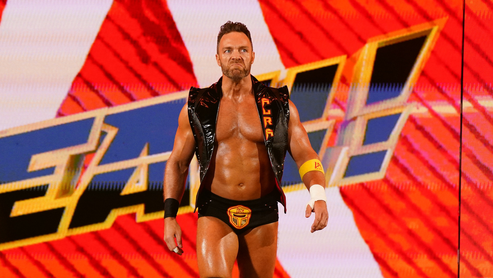 LA Knight golpea el boleto del partido de la escalera de MITB con triple amenaza en WWE Smackdown