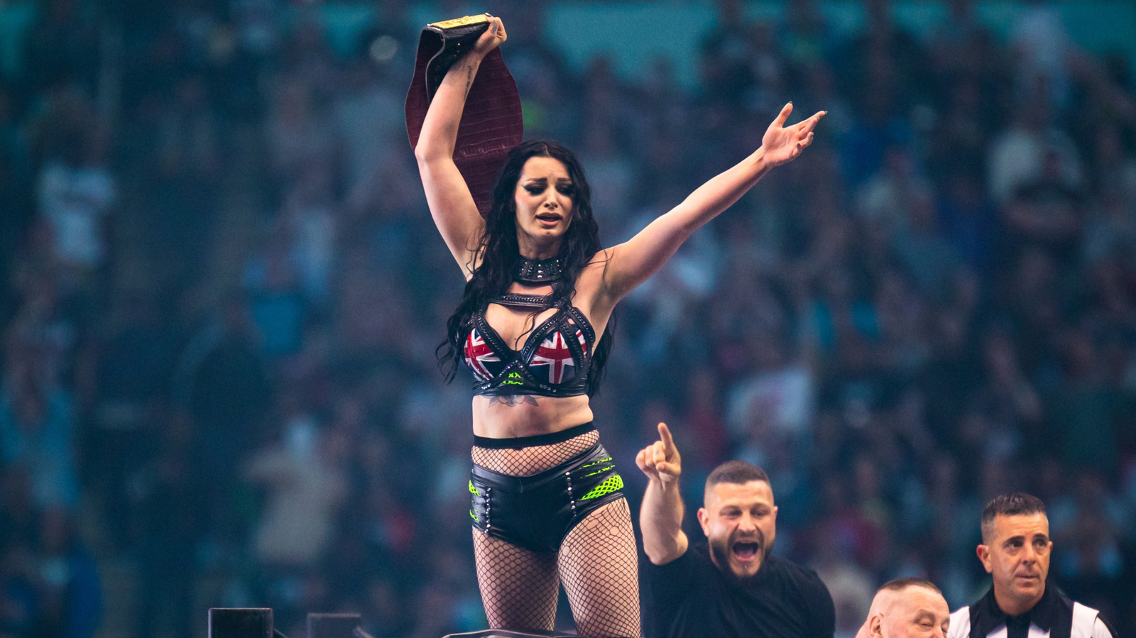 La ex estrella de AEW Saraya comparte la primera foto promocional, Rhea Ripley y otros luchadores se unen