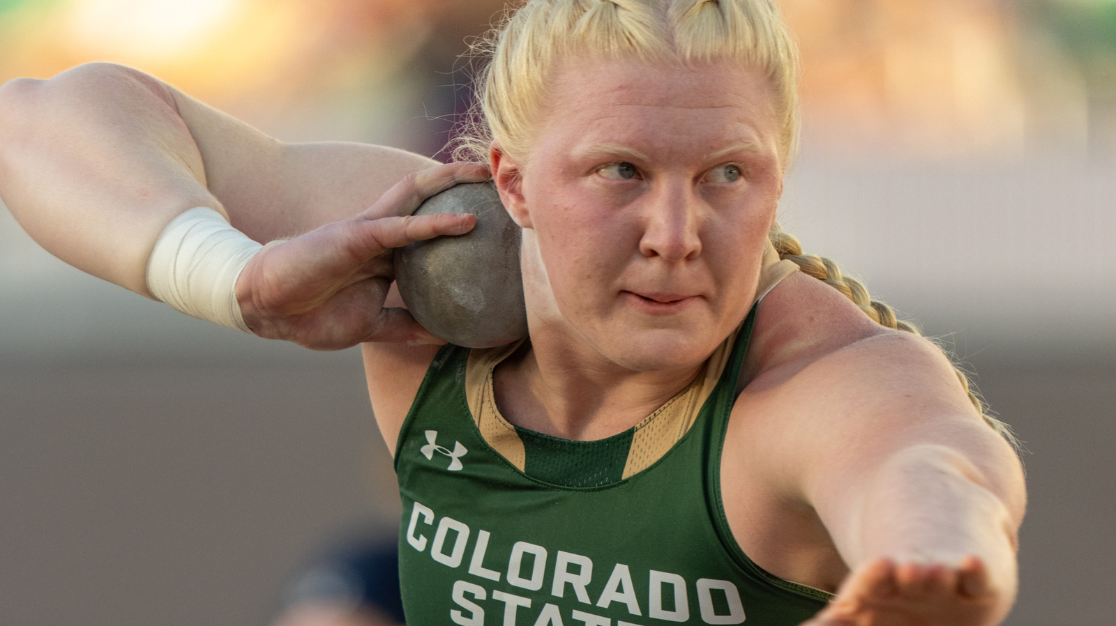 La hija de la estrella de la WWE, Brock Lesnar, la hija de Mya gana el cuarto título de lanzamiento de peso consecutivo