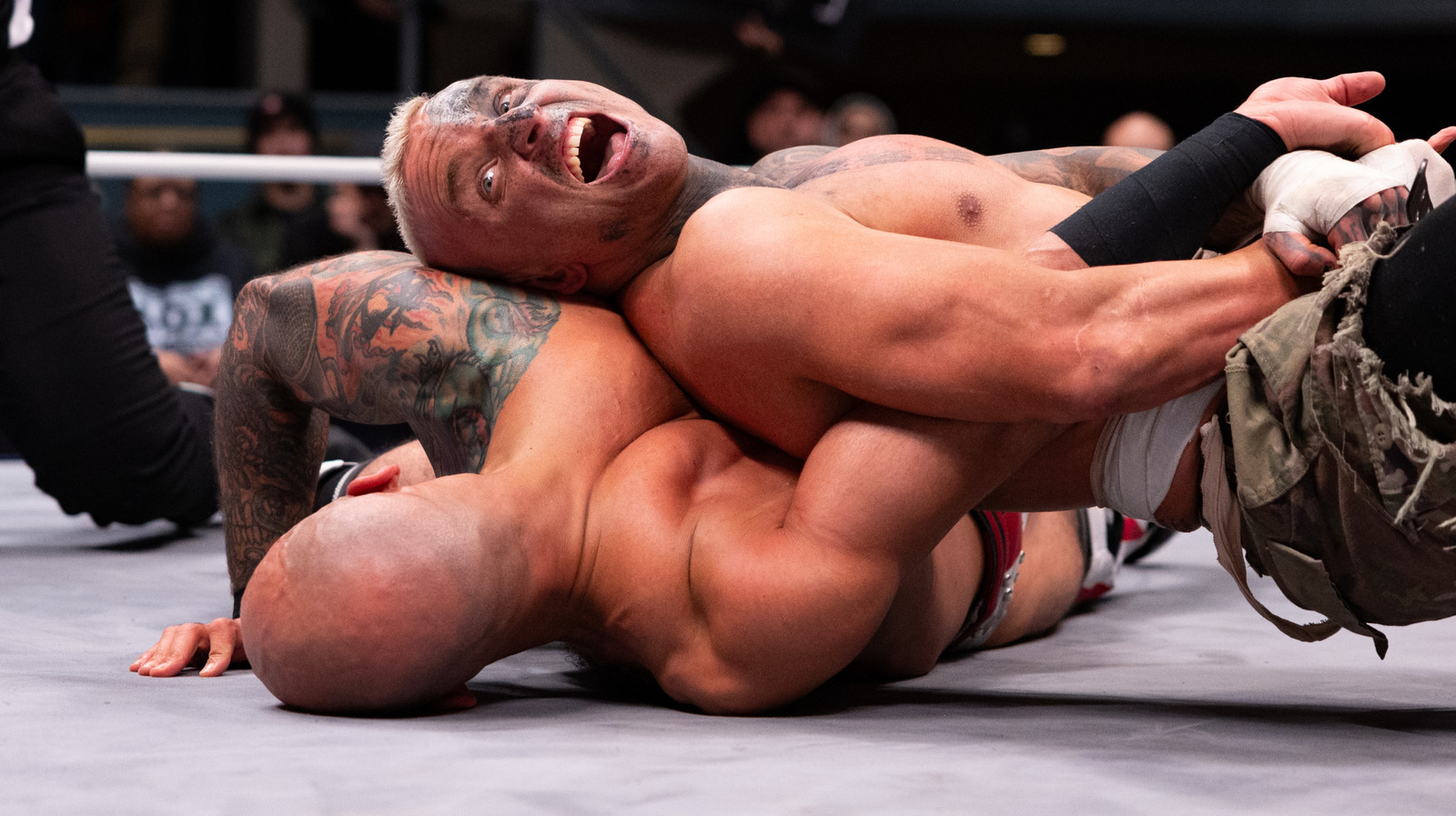 Las patinetas Darby Allin de AEW cerca de la cumbre del Monte Everest