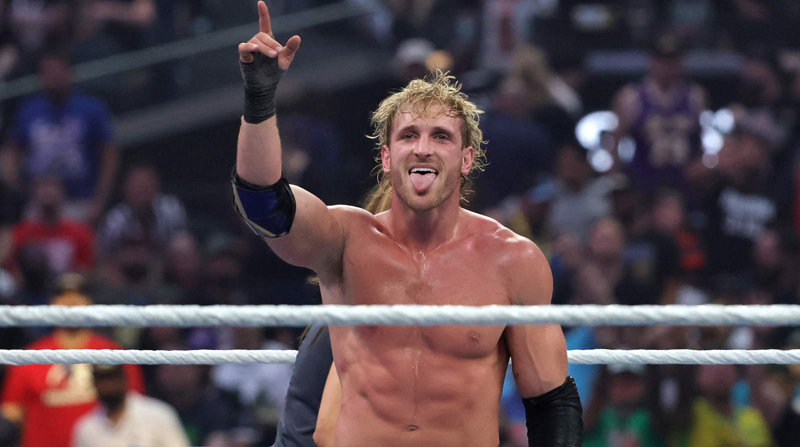 Logan Paul ataca a Jey Uso después de que WWE Raw sale del aire después del partido por el título mundial