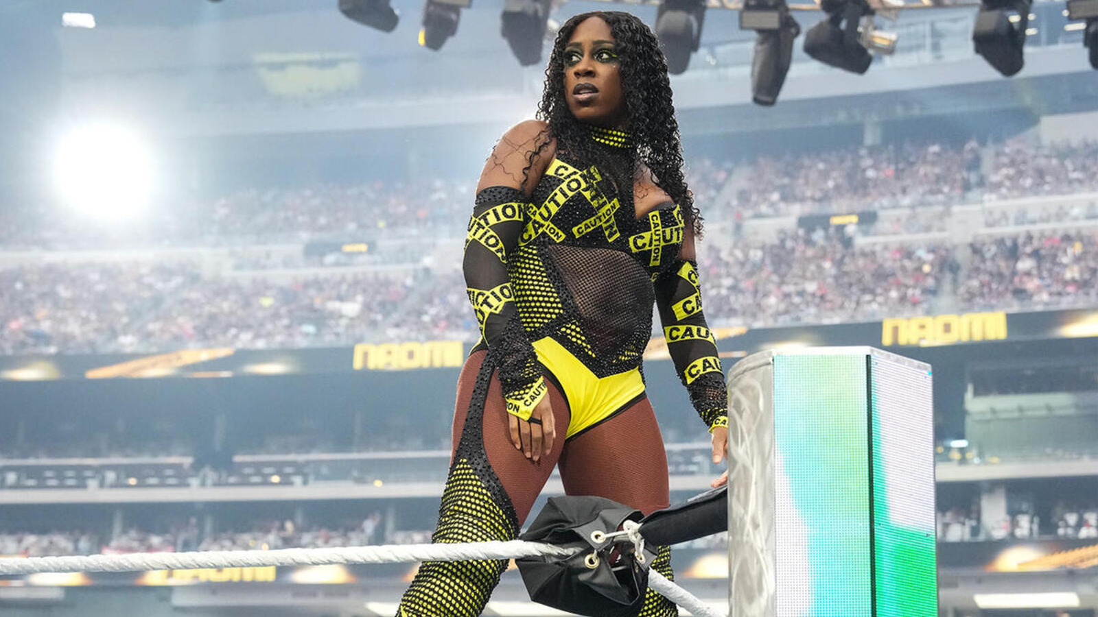 Naomi se burla de Nia Jax por ser arrestado en el evento principal de WWE Smackdown, Jax responde