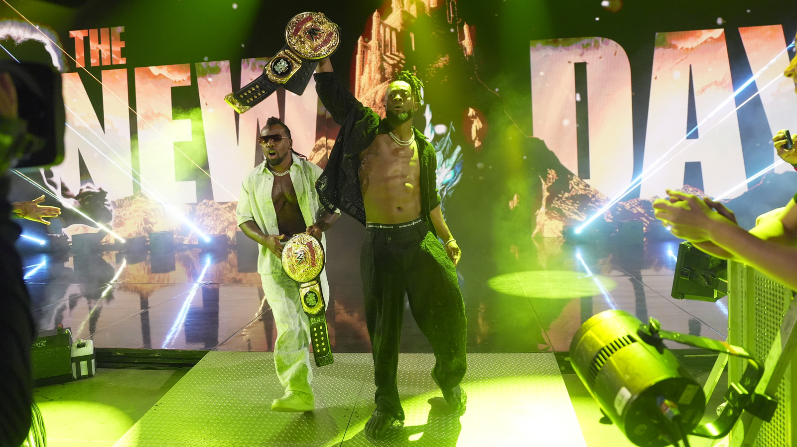 New Day Escape WWE Raw Triple Amenaza con títulos de etiquetas mundiales