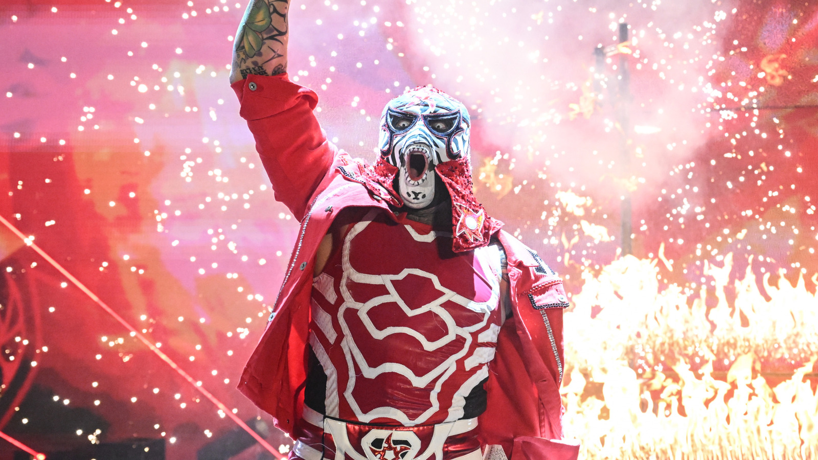 Penta califica para el partido de escalera de dinero en el banco en WWE RAW