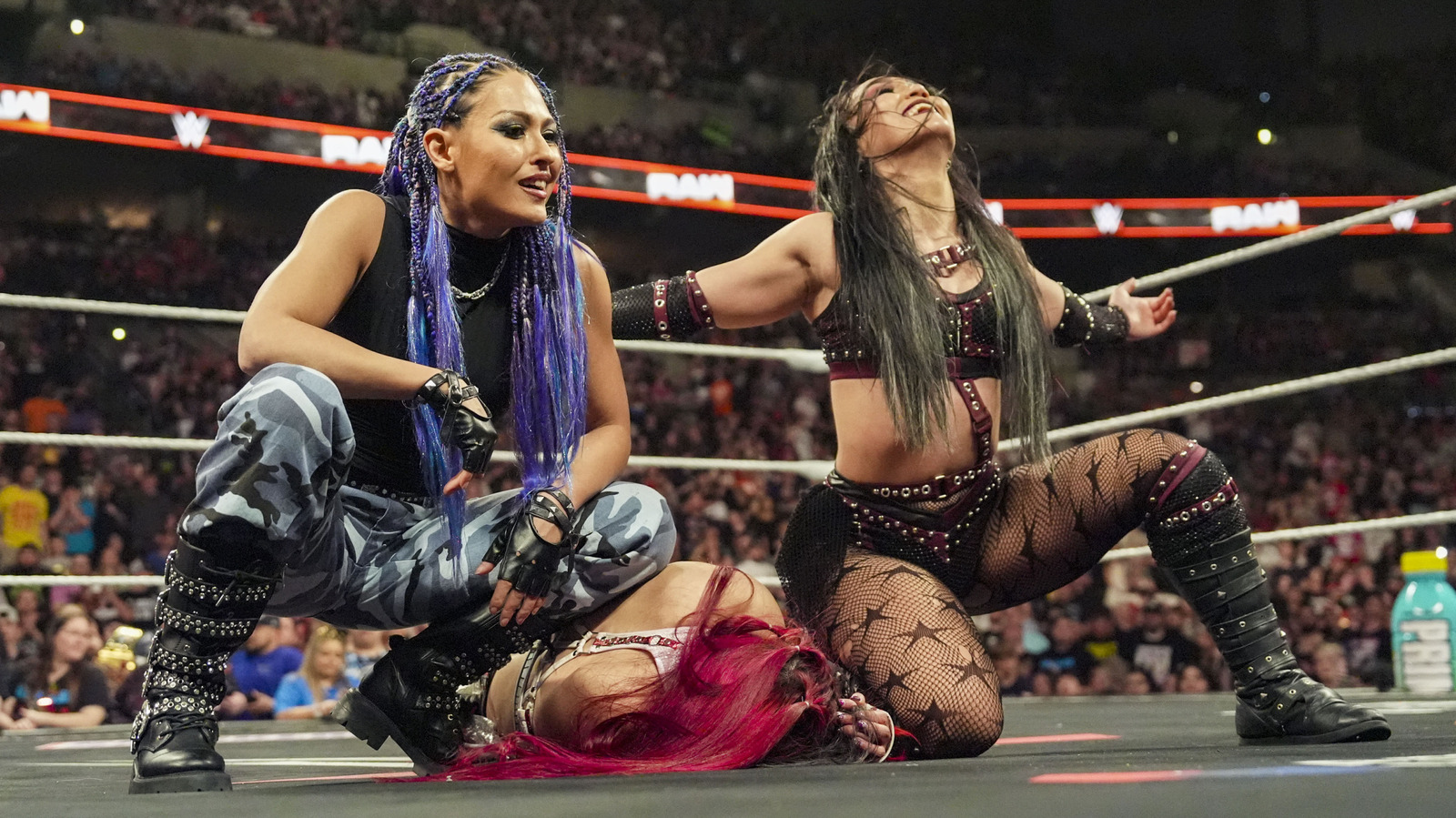 Resultados de la WWE RAW 5/12 - Giulia y Roxanne Pérez Face Rhea Ripley e Iyo Sky, Finn Balor se enfrenta a AJ Styles