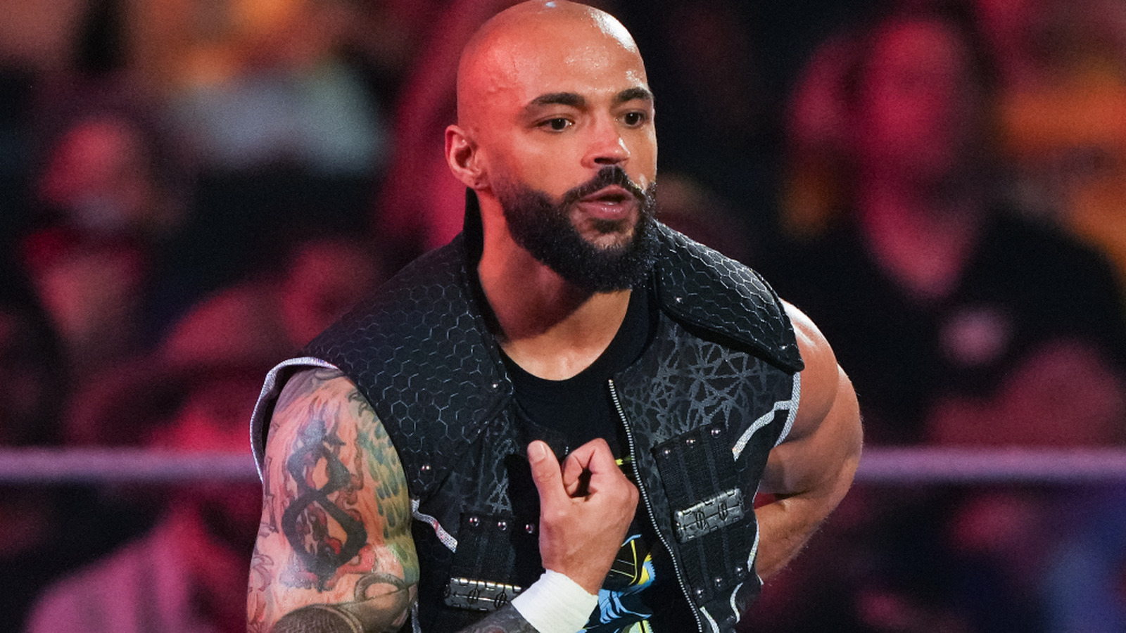 Ricochet Ricochet dispara a AEW disparando a Zach Gowen después de ganar Dynamite