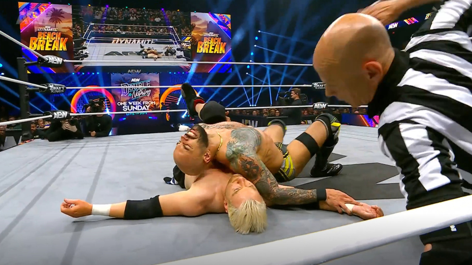 Ricochet pinta a Zach Gowen en su regreso a la televisión nacional en una dinamita aew, lo golpea después