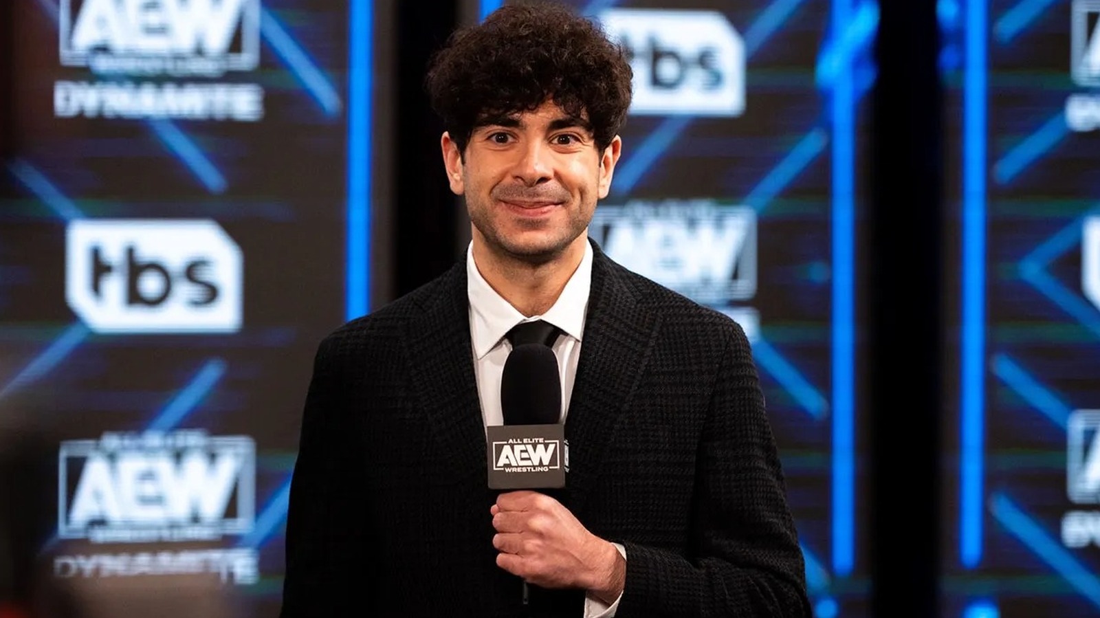 Según los informes, dos estrellas AEW notables esperan renovaciones de visas