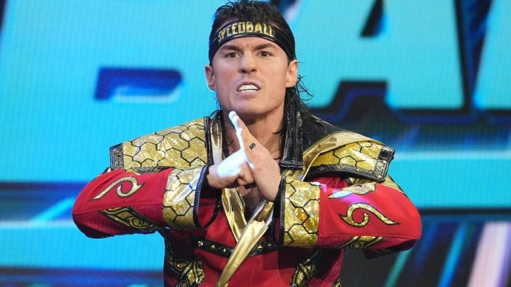 Speedball Mike Bailey elogia al ex titular del título AEW por defender la promoción