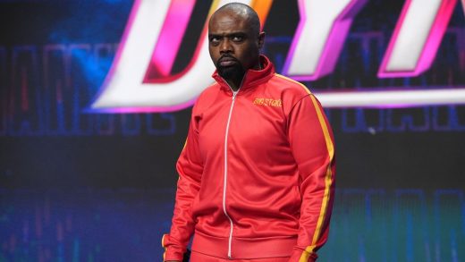 Stokely Hathaway parece perder el apellido, presentado como 'Stokely' en una colisión AEW
