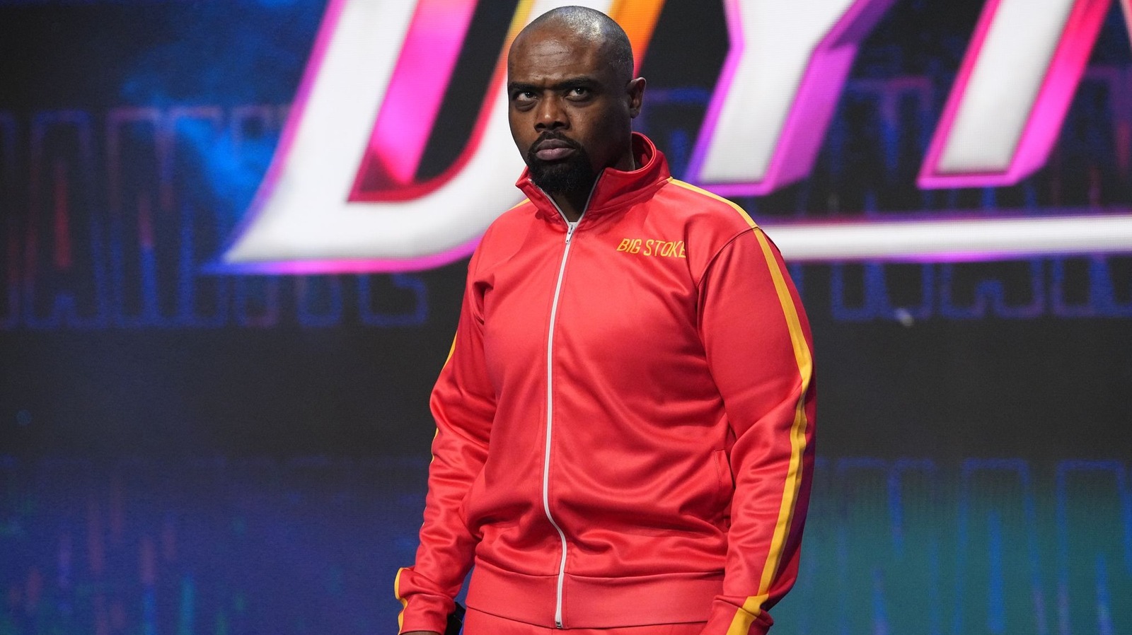 Stokely Hathaway parece perder el apellido, presentado como 'Stokely' en una colisión AEW