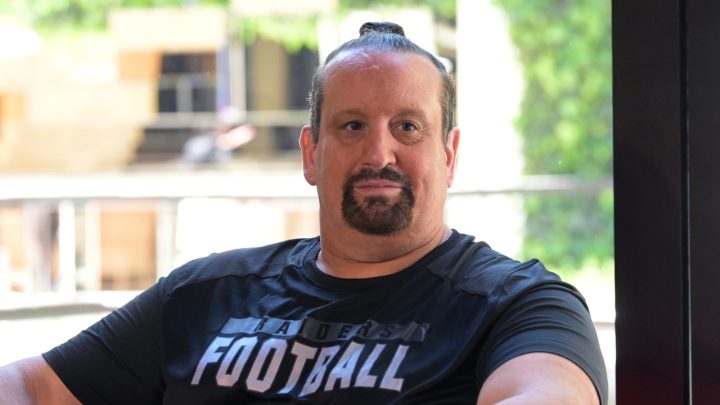 Tommy Dreamer reacciona al título de TNA defendido en un evento de la WWE