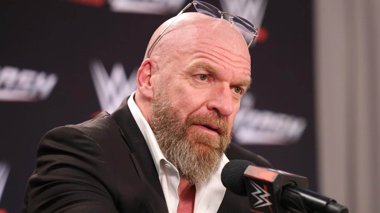 WWE CCO Triple H proporciona actualizaciones de lesiones sobre dos estrellas superiores golpeadas después de una reacción violenta