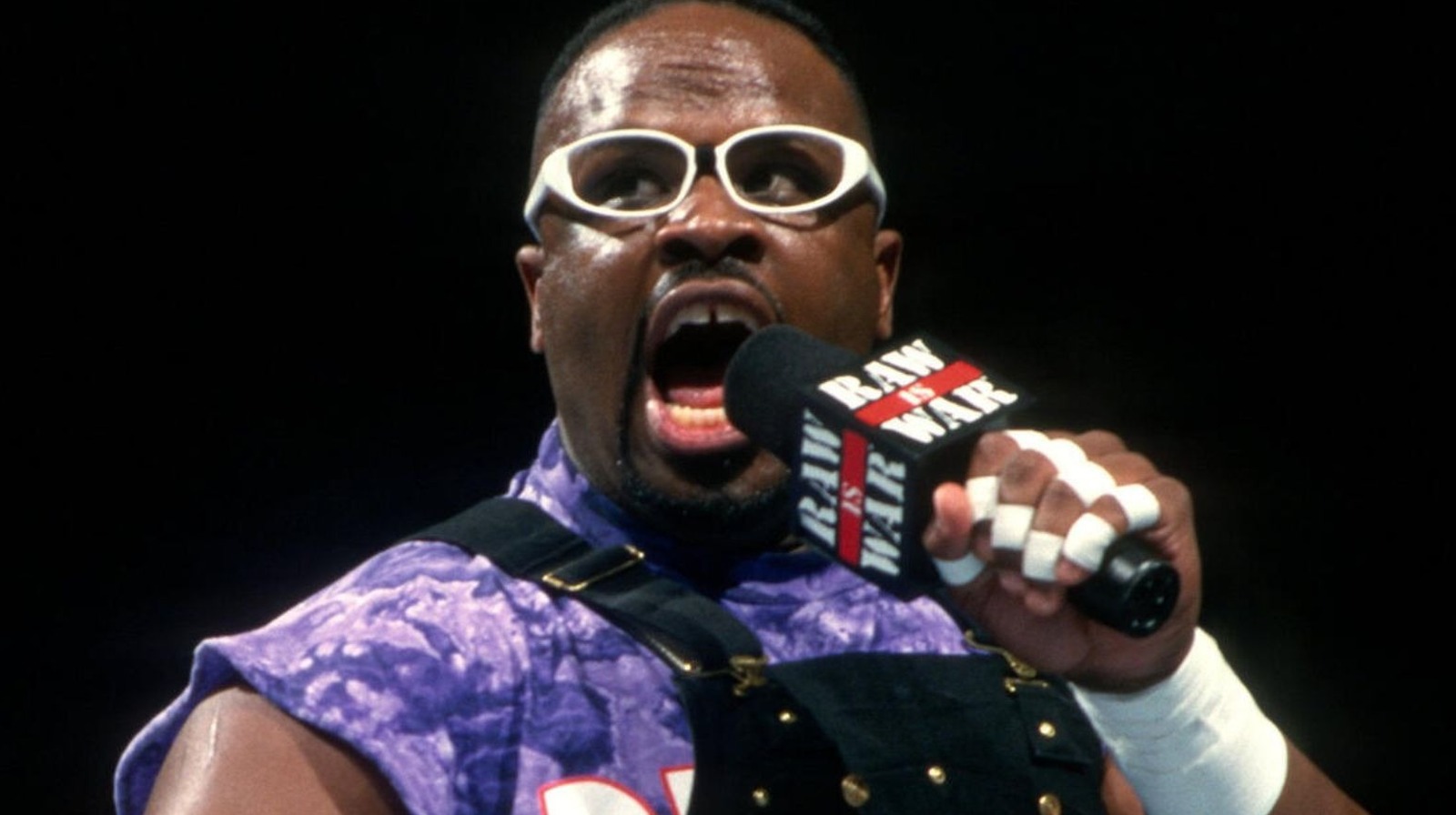 WWE Hofer D-Von Dudley mira hacia atrás en el carácter religioso