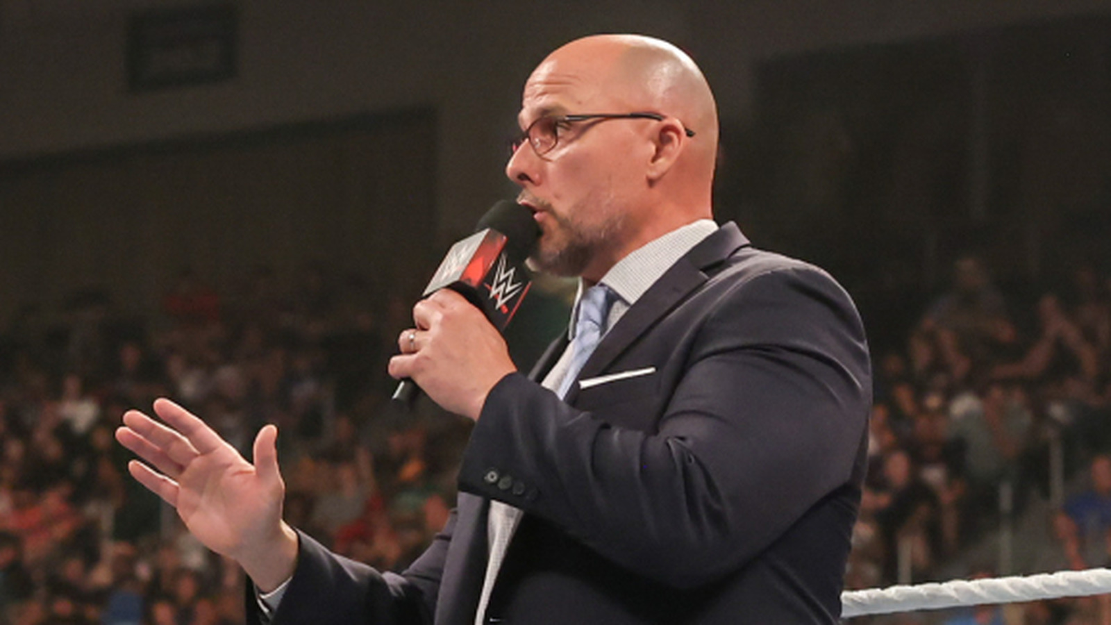 WWE Raw GM Adam Pearce sutilmente Shades IWC
