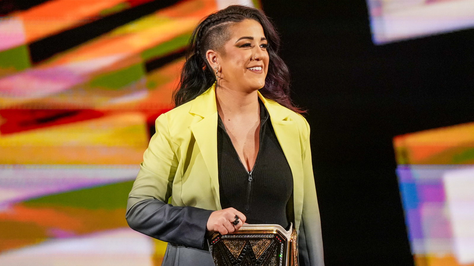 WWE's Bayley quiere ganar los cinturones de IC & Us Women's, está agradecido por los títulos de etiquetas para mujeres