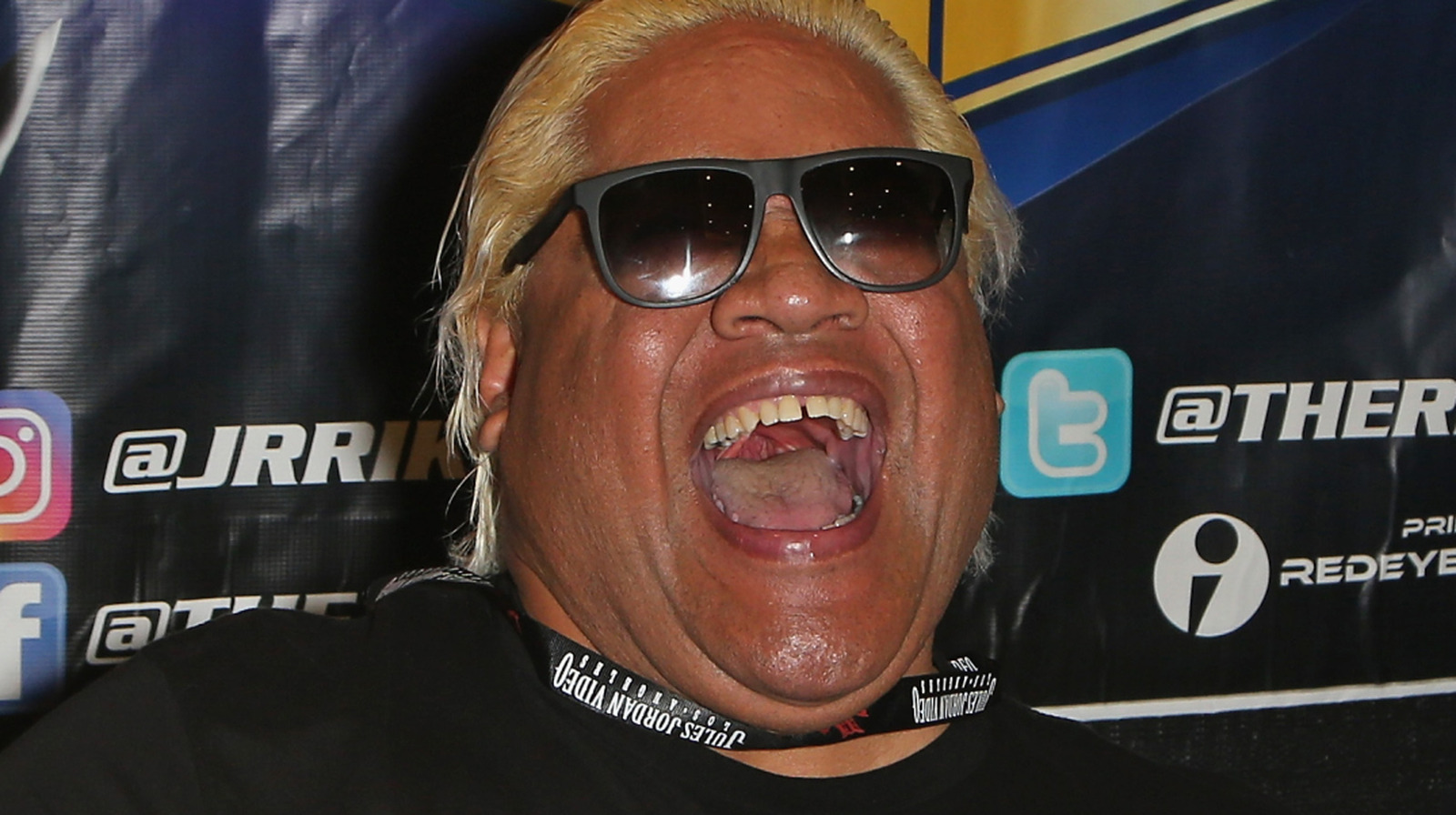 El miembro del Salón de la Fama de la WWE, Rikishi, señala la paradoja del hombre lobo de Samoa, Jacob Fatu