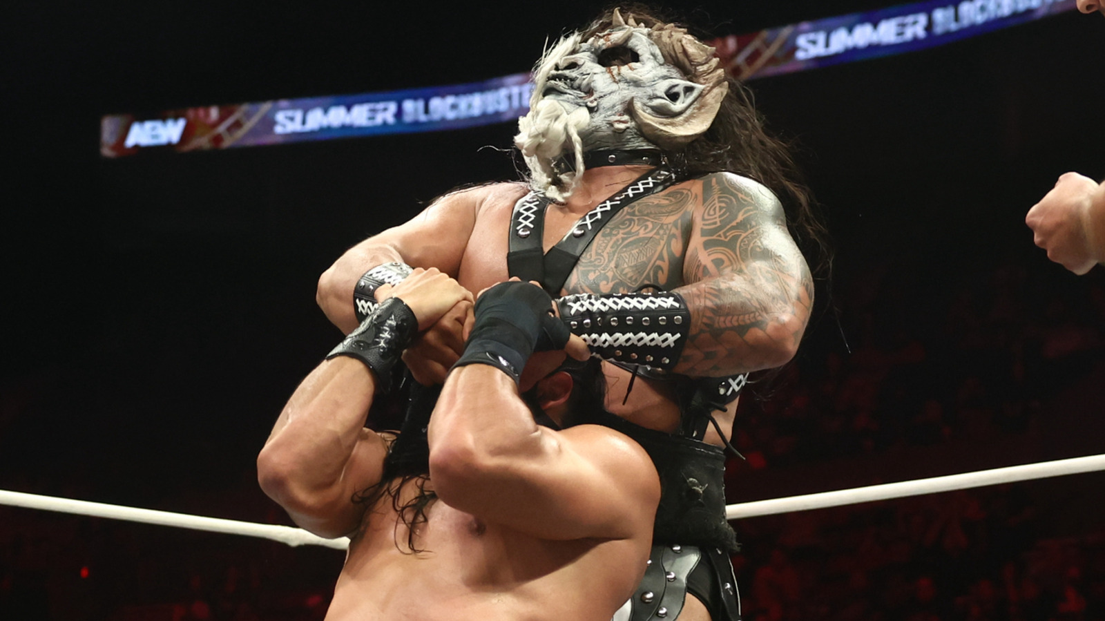 AEW's The Beast Mortos pasa los exámenes de derecho, ofrece ayuda a pesar de 'todavía aprender a hablar'