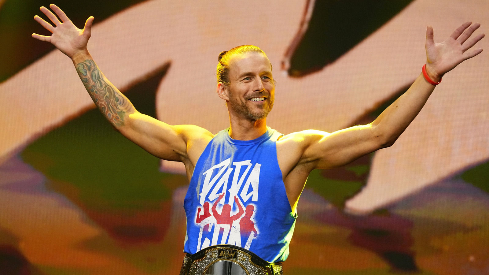 Adam Cole de AEW presenta a los fanáticos a 'New Roommate', un cachorro llamado Aloy