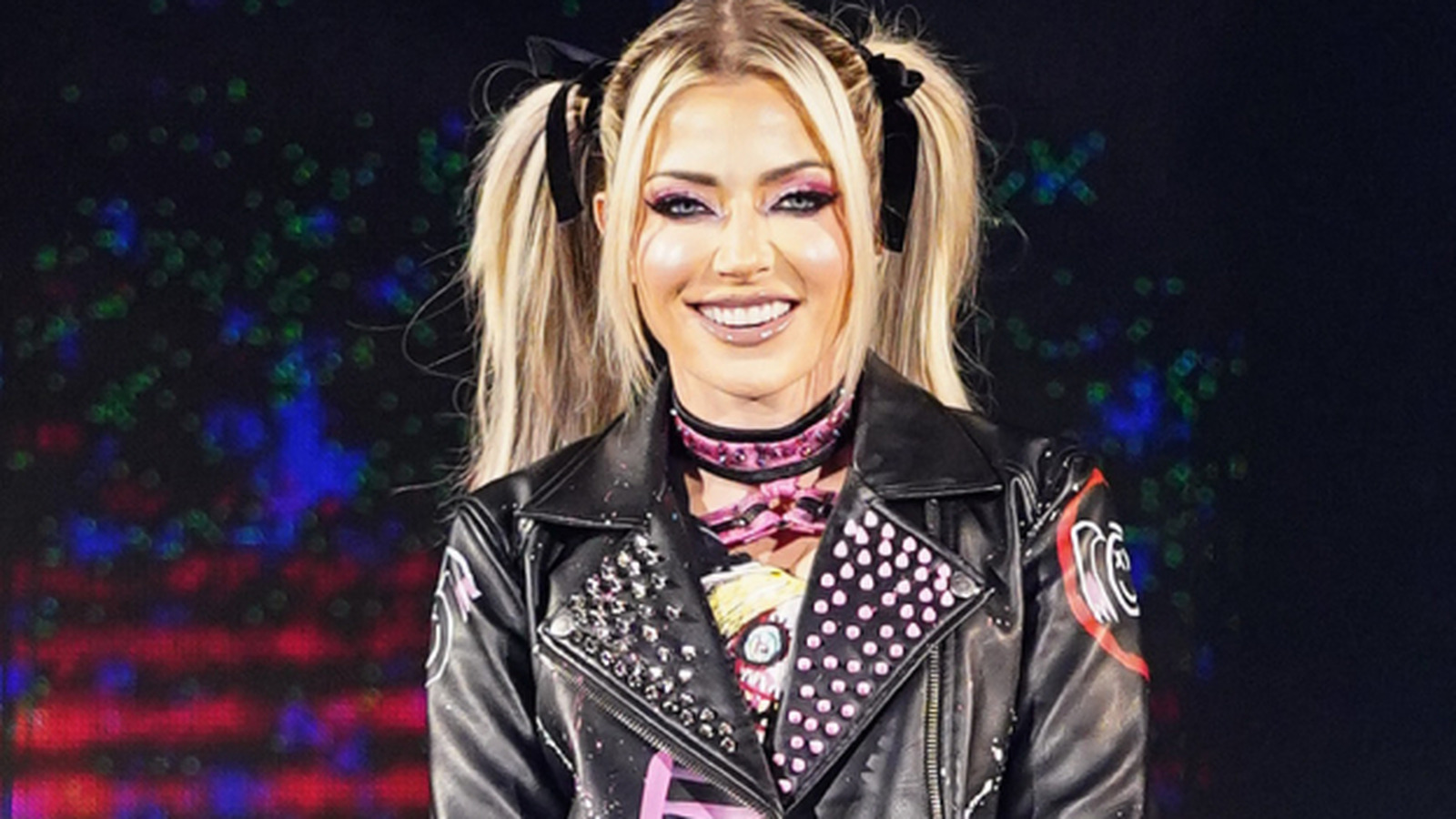 Alexa Bliss de WWE entra en Fanatics Fest junto con el fanático vestido como el demonio Bray Wyatt