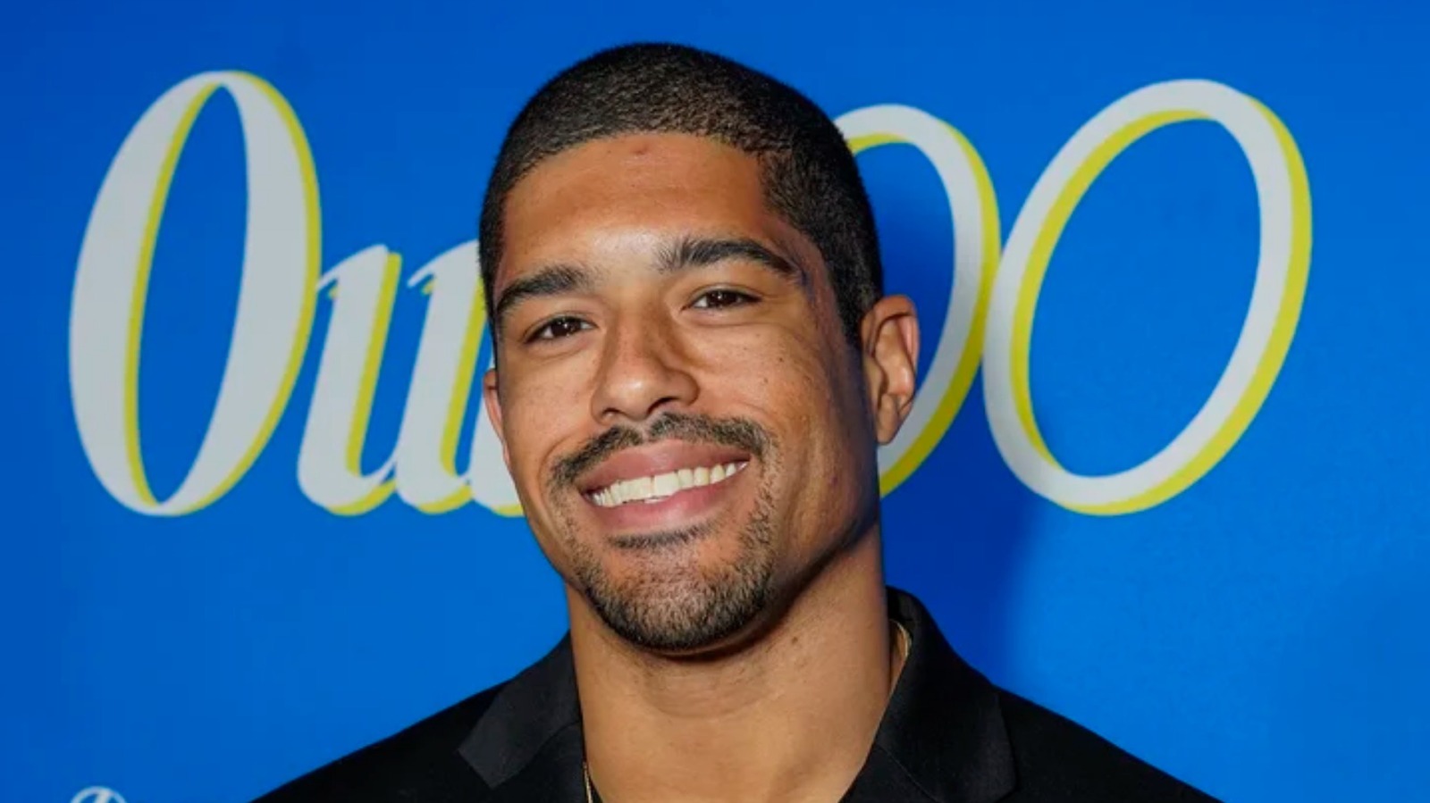 Anthony Bowens de AEW comparte una foto de servir como Grand Marshall para Dallas Pride Parade