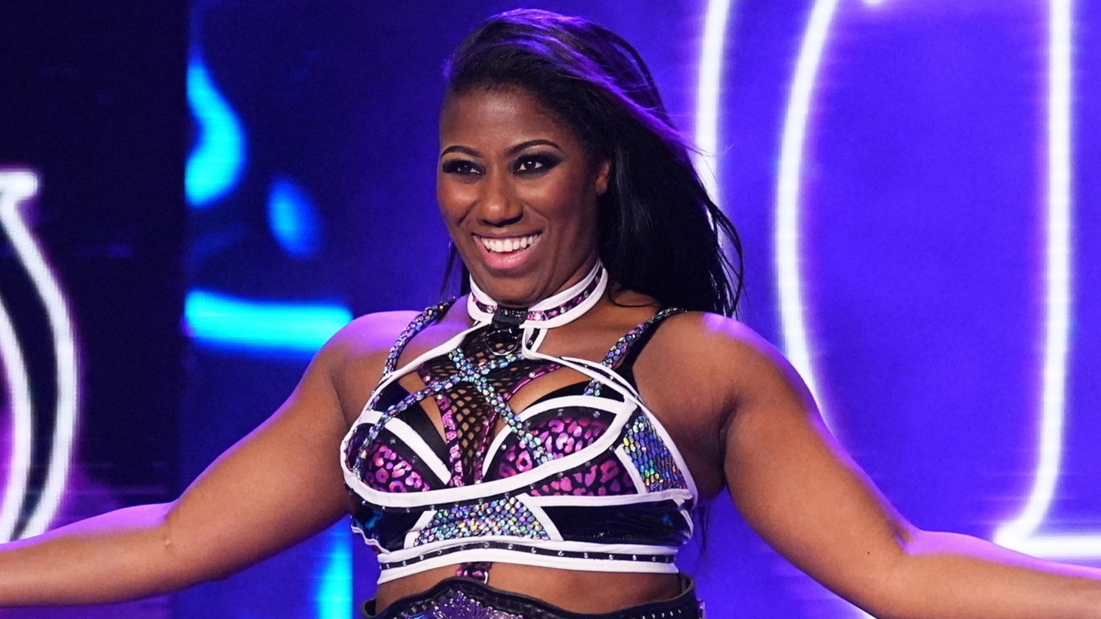 Athena mira hacia atrás en el partido 'Magic' Owen Hart Cup con el campeón de TBS AEW Mercedes Mone