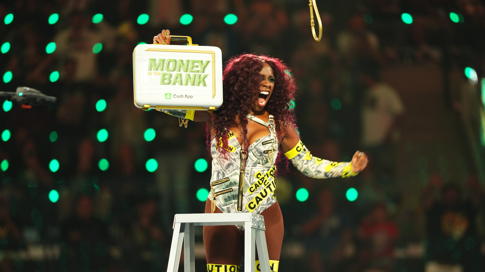 Big E se emociona mientras habla con Naomi sobre el maletín Win Win en WWE MITB Post-Show